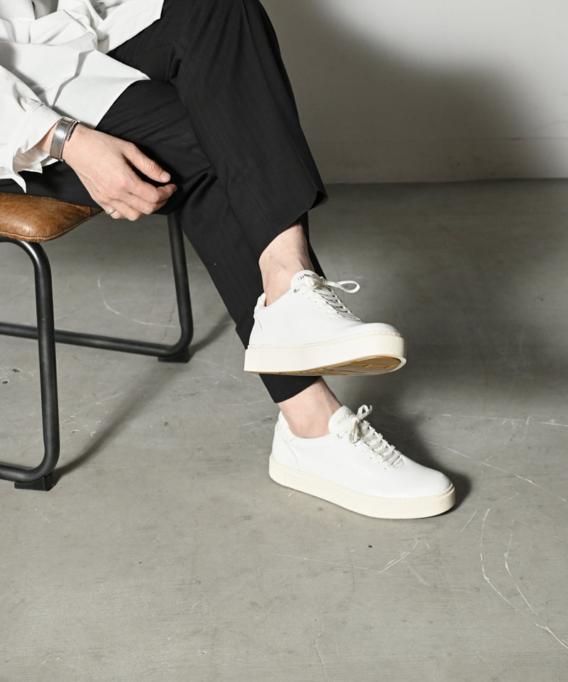 Hole cut sneakers / ER3402