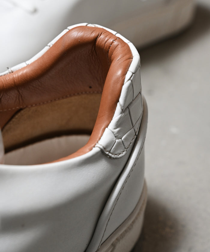 Hole cut sneakers / ER3402