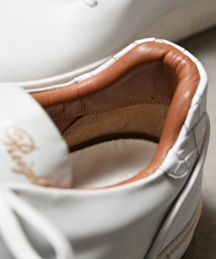 Hole cut sneakers / ER3402