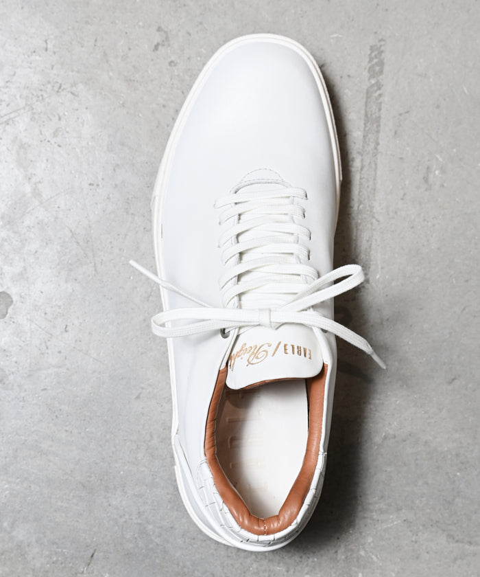 Hole cut sneakers / ER3402
