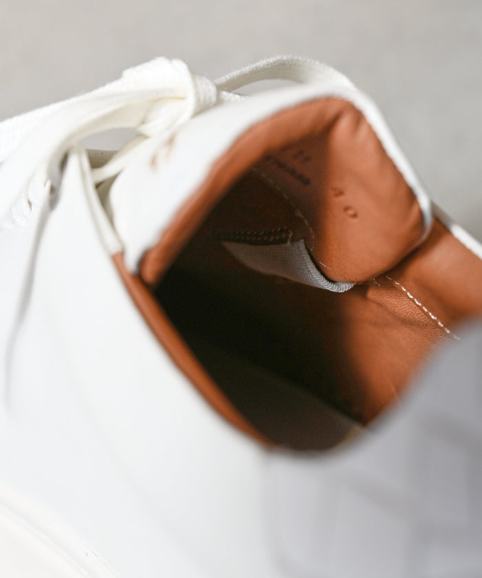 Hole cut sneakers / ER3402